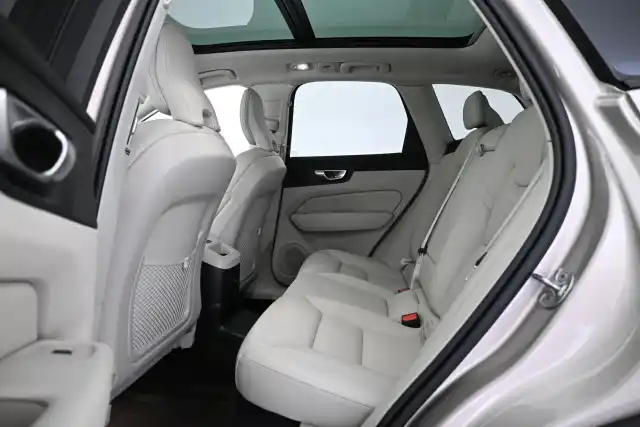 Harmaa Maastoauto, Volvo XC60 – VAR-59943