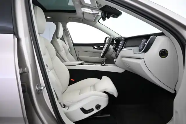 Harmaa Maastoauto, Volvo XC60 – VAR-59943