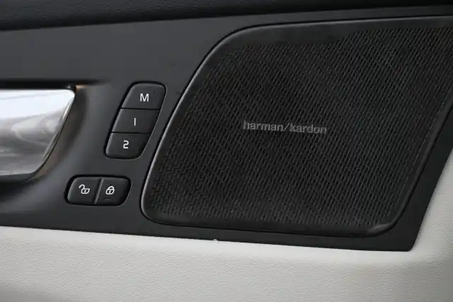 Harmaa Maastoauto, Volvo XC60 – VAR-59943