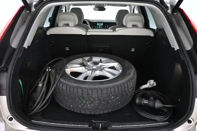 Harmaa Maastoauto, Volvo XC60 – VAR-59943