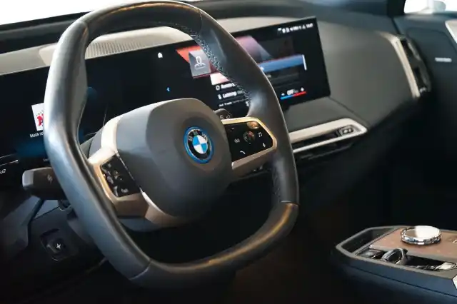 Valkoinen Maastoauto, BMW iX – VAR-60092