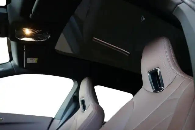 Valkoinen Maastoauto, BMW iX – VAR-60092