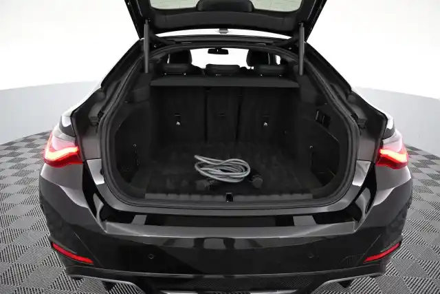 Musta Sedan, BMW i4 – VAR-60317