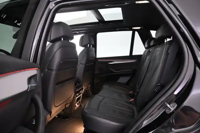 Musta Maastoauto, BMW X5 – VAR-60598
