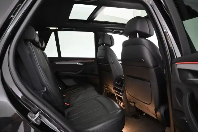 Musta Maastoauto, BMW X5 – VAR-60598