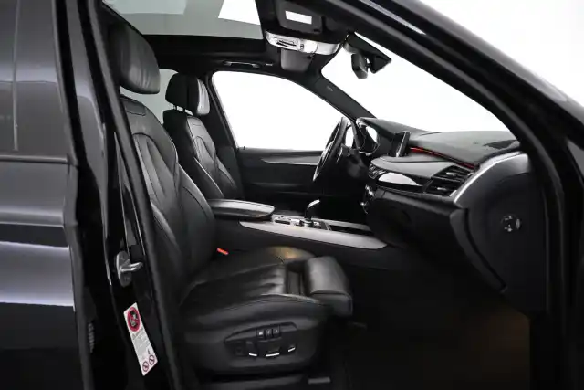 Musta Maastoauto, BMW X5 – VAR-60598