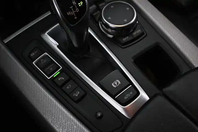Musta Maastoauto, BMW X5 – VAR-60598