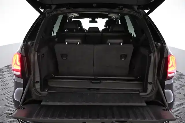 Musta Maastoauto, BMW X5 – VAR-60598