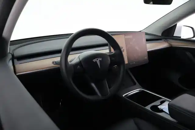 Valkoinen Viistoperä, Tesla Model Y – VAR-60895