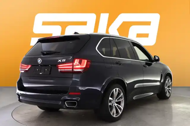 Musta Maastoauto, BMW X5 – VAR-61032