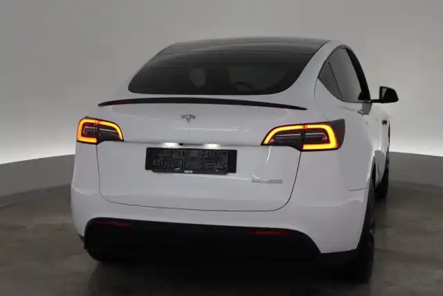 Valkoinen Maastoauto, Tesla Model Y – VAR-61354