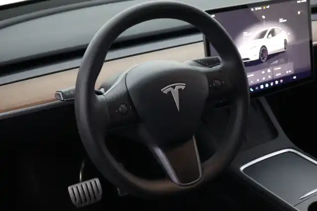 Valkoinen Maastoauto, Tesla Model Y – VAR-61354