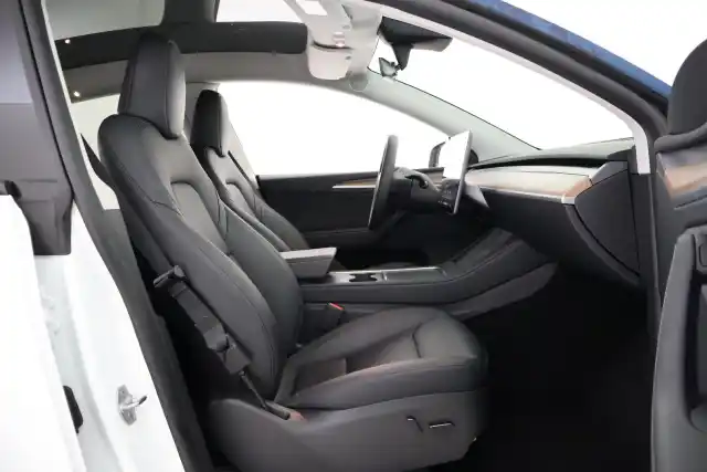 Valkoinen Maastoauto, Tesla Model Y – VAR-61354