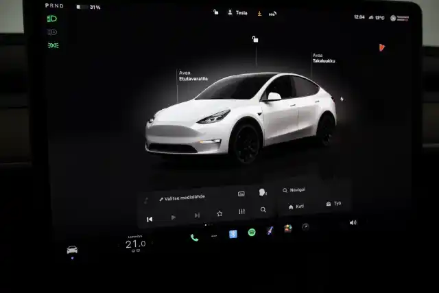 Valkoinen Maastoauto, Tesla Model Y – VAR-61354