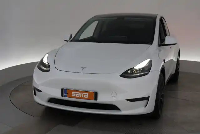 Valkoinen Maastoauto, Tesla Model Y – VAR-61354