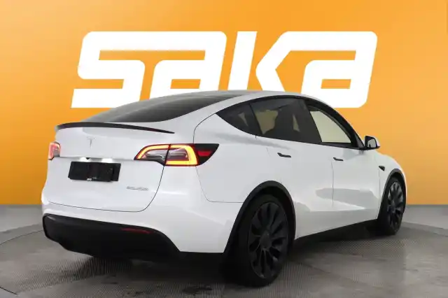 Valkoinen Maastoauto, Tesla Model Y – VAR-61354