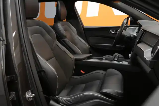 Harmaa Maastoauto, Volvo XC60 – VAR-61395