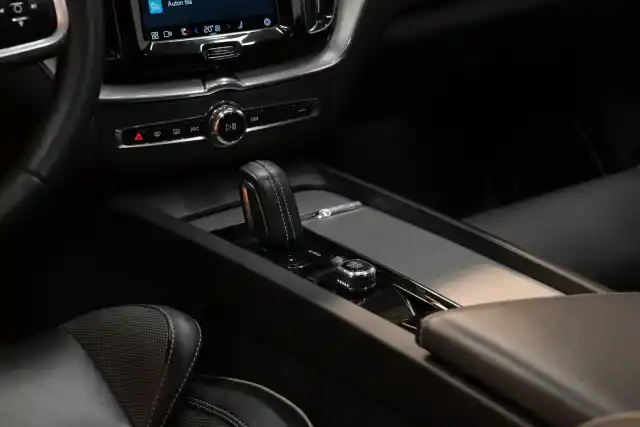 Harmaa Maastoauto, Volvo XC60 – VAR-61395