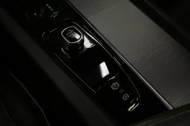 Harmaa Maastoauto, Volvo XC60 – VAR-61395