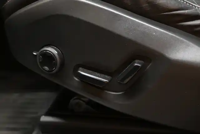Harmaa Maastoauto, Volvo XC60 – VAR-61395