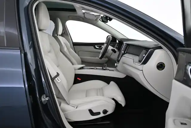 Sininen Maastoauto, Volvo XC60 – VAR-61591