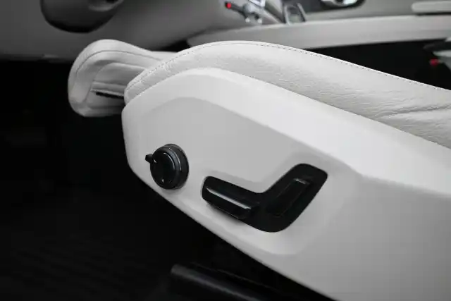 Sininen Maastoauto, Volvo XC60 – VAR-61591