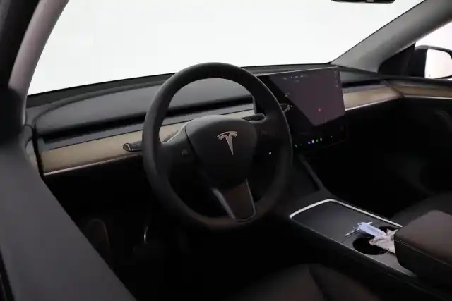 Harmaa Maastoauto, Tesla Model Y – VAR-62040