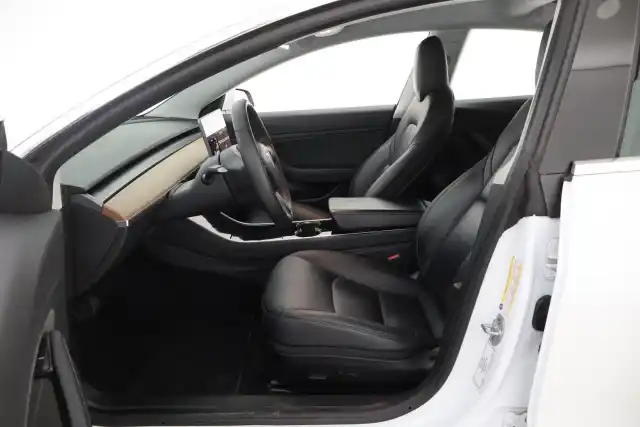Valkoinen Sedan, Tesla Model 3 – VAR-62158