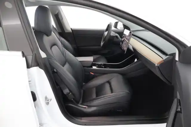 Valkoinen Sedan, Tesla Model 3 – VAR-62158
