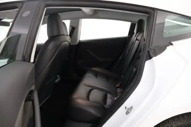 Valkoinen Sedan, Tesla Model 3 – VAR-62158
