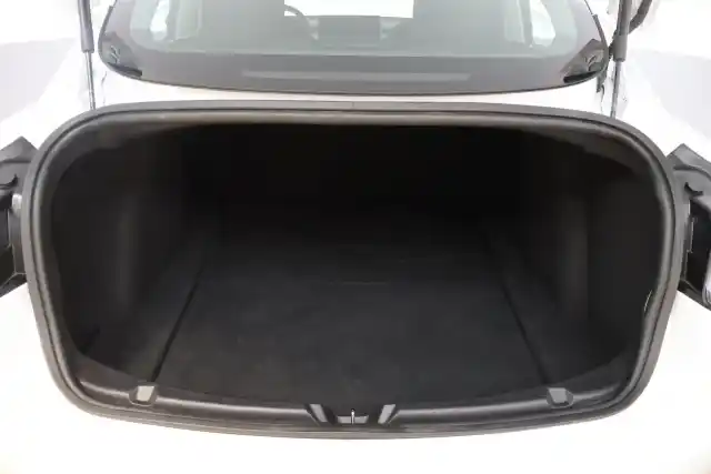 Valkoinen Sedan, Tesla Model 3 – VAR-62158