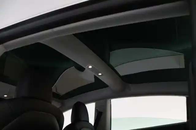 Valkoinen Sedan, Tesla Model 3 – VAR-62158