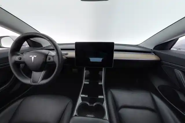 Valkoinen Sedan, Tesla Model 3 – VAR-62158