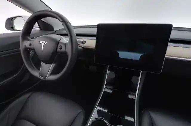 Valkoinen Sedan, Tesla Model 3 – VAR-62158