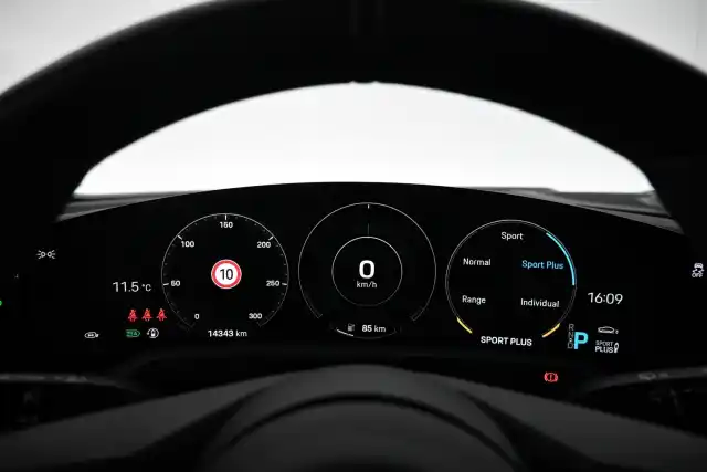 Musta Farmari, Porsche Taycan – VAR-62559