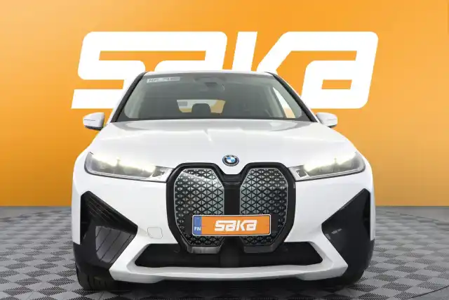 Valkoinen Maastoauto, BMW iX – VAR-62612