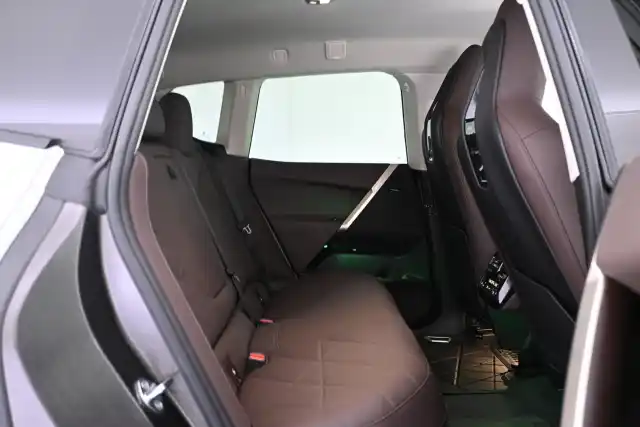 Valkoinen Maastoauto, BMW iX – VAR-62612