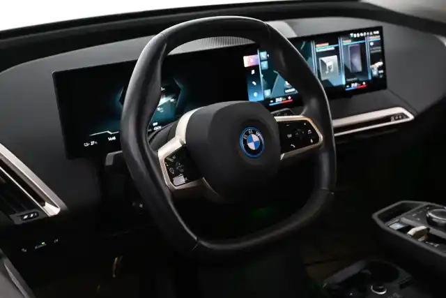 Valkoinen Maastoauto, BMW iX – VAR-62612