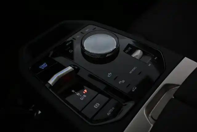 Valkoinen Maastoauto, BMW iX – VAR-62612