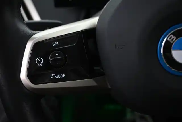 Valkoinen Maastoauto, BMW iX – VAR-62612