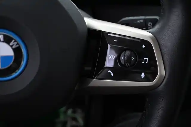 Valkoinen Maastoauto, BMW iX – VAR-62612