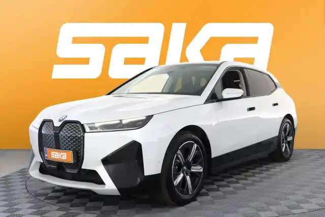 Valkoinen Maastoauto, BMW iX – VAR-62612