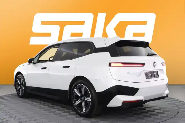 Valkoinen Maastoauto, BMW iX – VAR-62612