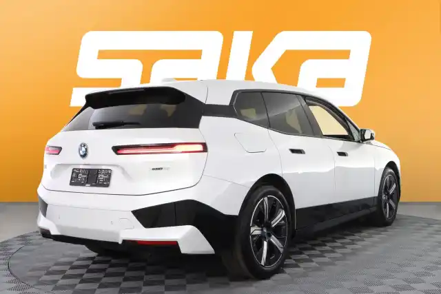 Valkoinen Maastoauto, BMW iX – VAR-62612
