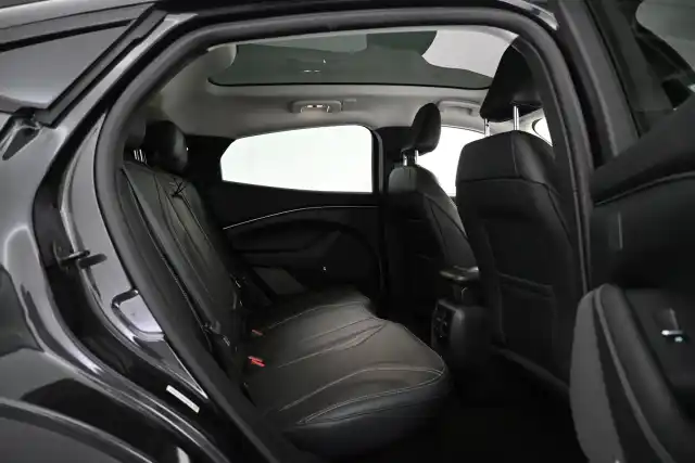 Harmaa Maastoauto, Ford Mustang Mach-E – VAR-63619
