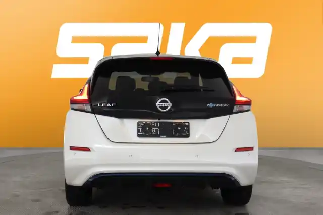 Valkoinen Viistoperä, Nissan Leaf – VAR-63891