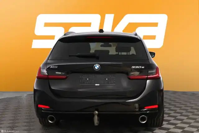 Musta Farmari, BMW 330 – VAR-63946