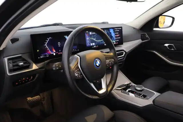 Musta Farmari, BMW 330 – VAR-63946