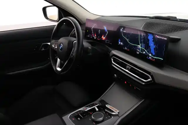 Musta Farmari, BMW 330 – VAR-63946