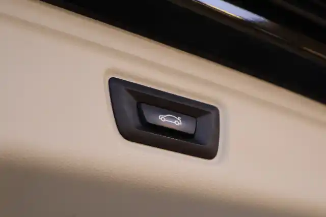 Musta Farmari, BMW 330 – VAR-63946